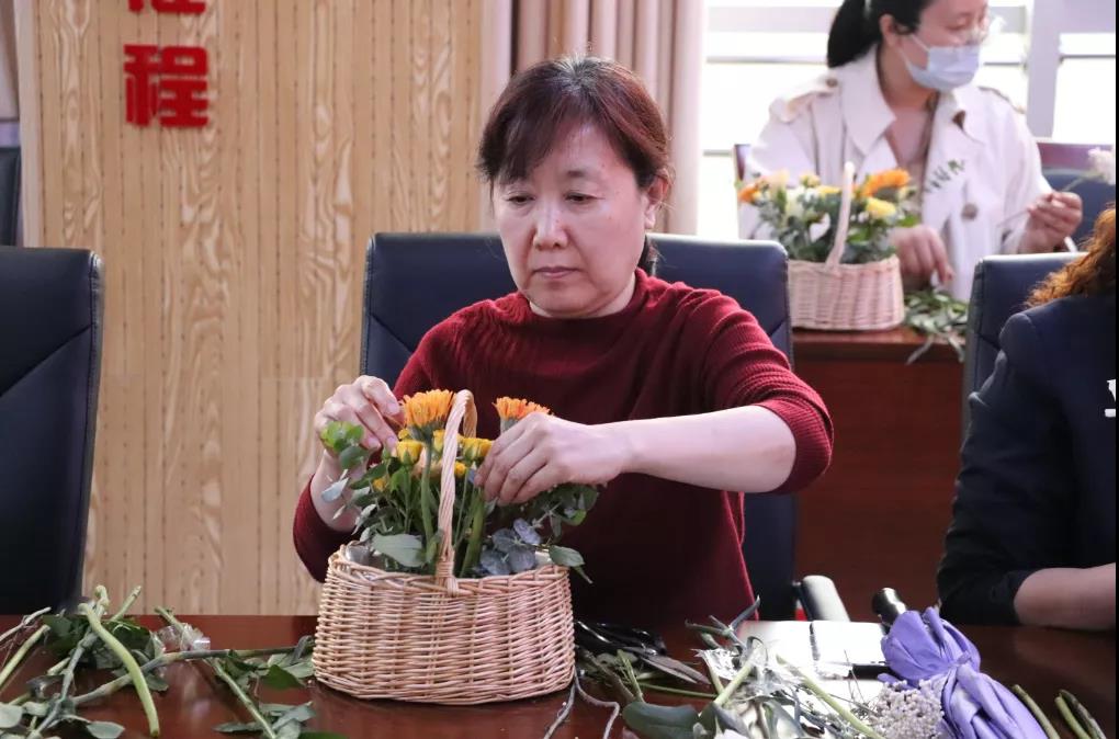 母親節(jié)特色主題活動——“花香祝?！かI(xiàn)愛母親”插花會(圖7)