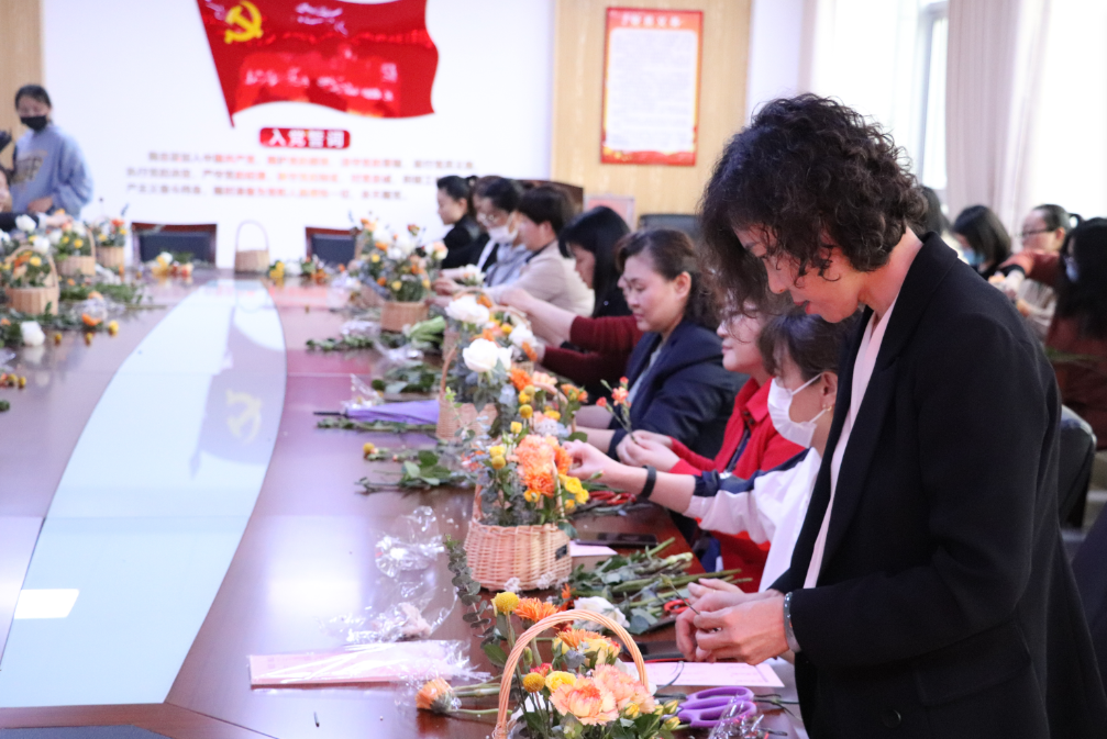 母親節(jié)特色主題活動——“花香祝?！かI(xiàn)愛母親”插花會(圖4)
