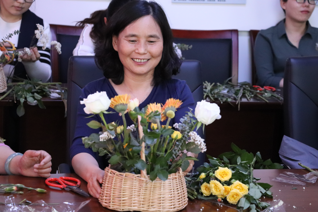 母親節(jié)特色主題活動——“花香祝?！かI(xiàn)愛母親”插花會(圖5)
