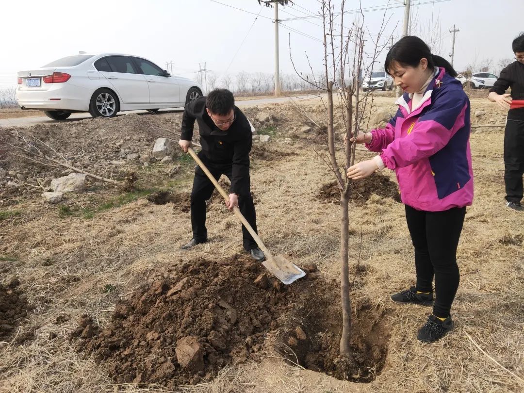 “綠水青山黨旗揚(yáng) 一心向黨守初心”植樹(shù)節(jié)活動(dòng)(圖3)