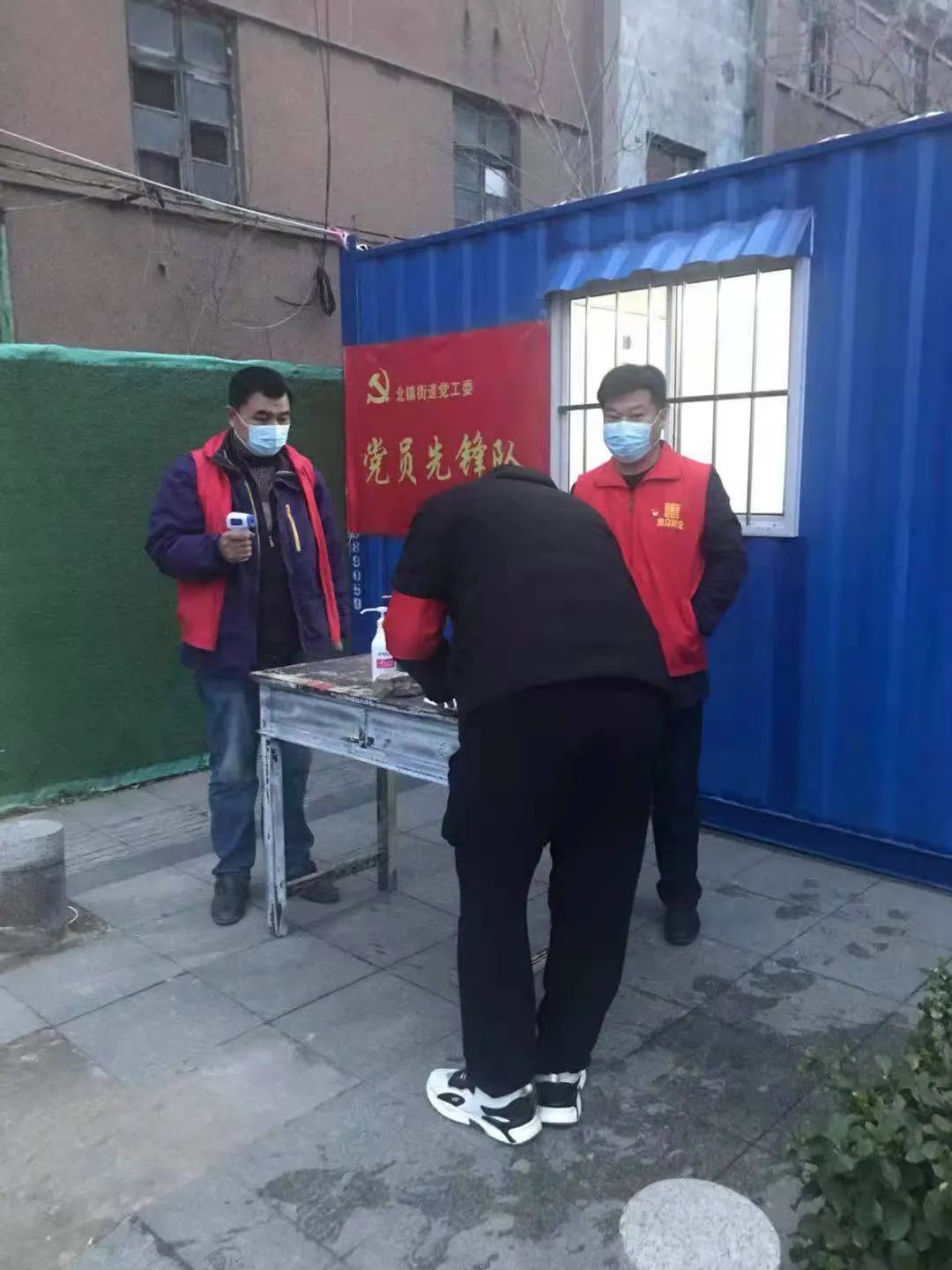 共筑堡壘 共克時艱丨惠眾財金集團一線抗“疫”勇?lián)?dāng)(圖5)